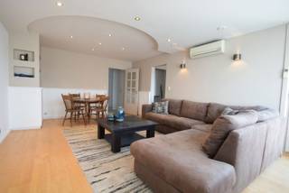 In het stadscentrum van Roeselare, bieden we u dit gezellige en gerenoveerde appartement te koop aan. Het aangenaam ingerichte 2...