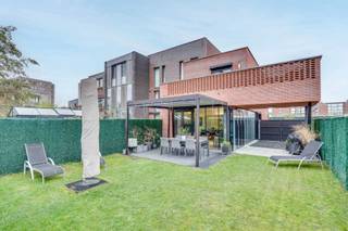 Dans le charmant Cederpark, à deux pas du centre de Hasselt, nous découvrons cette maison mitoyenne clé en main datant de 2014. Le logement a...