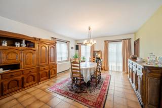 Deze instapklare open bebouwing in Opwijk combineert ruimte, comfort en een uitstekende staat van onderhoud. De woning werd doorheen de jaren met veel zorg onderhouden en is volledig klaar voor haar nieuwe bewoners.<br /><br />Binnen geniet je van aangename en praktische leefruimte. De woning beschikt over 3 ruime slaapkamers en in de nachthal is er bovendien plaats voor een praktische bureauruimte, ideaal voor thuiswerk of als studeerplek.<br /><br />Ook aan bergruimte en parkeermogelijkheden is er geen gebrek dankzij de ruime inpandige garage en een afzonderlijke buitenberging/garage. Verder zijn er zonnepanelen aanwezig en is de woning asbestvrij.<br /><br />Momenteel heeft de woning een EPC-label E, waarbij de aanwezige accumulatieverwarming een belangrijke impact heeft op de energiescore. Een energiedeskundige maakte reeds een concrete simulatie waaruit blijkt dat de woning EPC-label B behaalt wanneer de accumulatieverwarming wordt vervangen door lucht-luchtwarmtepompen. Met een relatief beperkte investering kan de woning energetisch dus meteen een grote sprong maken.<br /><br />Meer info: arno@woonvast.be of 0478 44 20 90