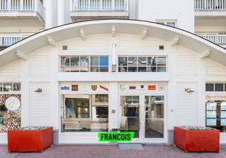 Deze prachtige, ruime handelsruimte bevindt zich in een recent nieuwbouwcomplex op een gunstige ligging in het centrum van Knokke.Het pand is als...