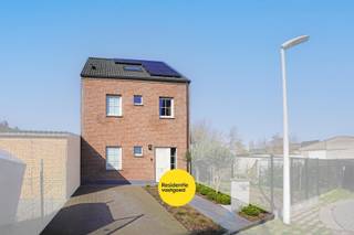 Recente gezinswoning (2019) met 5 slaapkamers en zonnige tuin – Nieuwpoort Stad op 356 m².<br />Instapklare rijwoning met 171 m² bewoonbare oppervlakte met op het gelijkvloers: inkom met gastentoilet, lichtrijke leefruimte met open ingerichte keuken (50 m²) en wasruimte.<br />Verdiepingen: 5 slaapkamers en badkamer met inloopdouche en 2de toilet.<br />Westgerichte tuin (280 m²) met ruim terras (36 m²) en tuinberging (20 m²).<br />Extra troeven:<br />✔ 12 zonnepanelen + thuisbatterij (5 kW)<br />✔ Regenwaterput 15.000 L<br />✔ CV op aardgas<br />✔ PVC ramen met hoogrendementsglas<br />✔ EPC A (75 kwh/m²/jaar) - E-peil: 40<br />Ideale, energiezuinige gezinswoning op topligging.<br />De vermelde prijs is een richtprijs, elk bod wordt overgemaakt aan de eigenaar die zich het recht voorbehoud het bod al dan niet te aanvaarden.<br />KIJKDAG zaterdag 14/3/26 tussen 13u30 en 15u30 (via residentievastgoed.be)