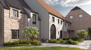 Gesloten pastorijwoning die deel uitmaakt van het project Provinciale Baan gelegen te Vrasene met 6 wooneenheden. U beschikt over een achterliggend terras met ruime tuin en uitzicht op het groen.De indeling van het pand is als volgt: U betreedt de woning via de inkomhal met apart toilet en vestiairemogelijkheden. Verder door bereikt u de eethoek, de open keuken met ontbijthoek en de living. Vanuit de keuken kan u rechtstreeks naar de berging en vervolgens naadloos naar de garage. Op de eerste verdieping zijn er drie slaapkamers, waarvan twee slaapkamers met ruime dressing. Verder is er nog een apart toilet en een badkamer voorzien. Op de tweede verdieping bevindt zich een technische ruimte en heeft u de mogelijkheid tot het creëren van een vierde slaapkamer. Deze woning dient nog opgericht te worden, u kan dus nog steeds alle keuzes zelf maken.Nog enkele troeven van deze woning: Vloerverwarming met lucht/water warmtepomp, een laag energiepeil conform de geldende normen. Als we spreken over de prijs is dat exclusief btw, zonder registratie- en notariskosten! De plannen & lastenboek zijn op afspraak en zeer vrijblijvend te bekijken.