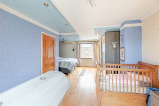 <p>Deze ruime woning is gunstig gelegen in het centrum en afgewerkt met oog voor detail en duurzame materialen zoals natuursteen, parketvloeren en Meranti ramen.</p><p>Via de inkomhal kom je in de gezellige leefruimte met haard en een open, volledig uitgeruste keuken. Grote raampartijen zorgen voor veel licht en een open zicht op de verzorgde tuin – perfect voor wie houdt van harmonie tussen binnen en buiten.</p><p>Met vier volwaardige slaapkamers is dit een ideale gezinswoning, of geschikt voor wie extra ruimte zoekt voor bureau, hobby of logeerkamer. De badkamer beschikt over een ligbad én inloopdouche. Verder zijn er een gastentoilet en een praktische berging.</p><p>De woning biedt met 262 m² bewoonbare oppervlakte, garage, carport, oprit en kelder tal van mogelijkheden – ook voor wie wonen en werken wil combineren.</p><p>Troeven:</p><ul><li><p>EPC: 130 kWh/m²</p></li><li><p>29 zonnepanelen met groenestroomcertificaten</p></li><li><p>Zonneboiler</p></li><li><p>Airco en centraal stofzuigsysteem</p></li><li><p>Waterrecuperatie</p></li><li><p>Kelder met veel opbergruimte</p></li><li><p>Kwalitatieve materialen – instapklaar</p></li><li><p>Centrale ligging nabij winkels, scholen en OV</p><p> </p></li></ul><p>Laat deze kans niet voorbijgaan en maak van deze woning uw thuis!<br />Voor meer informatie of een bezoek, contacteer je Gilles van Immo Zone op 0491/ 20. 35. 95</p>