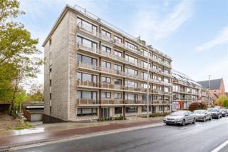 Dit ruime appartement ligt aan de prachtige Leo de Béthunelaan, vlakbij de E40 en op loopafstand van het bruisende centrum van Aalst, met alle gemakken binnen handbereik, waaronder supermarkten, winkels, scholen en openbaar vervoer.<br />Met een bewoonbare oppervlakte van 108m² biedt dit appartement een comfortabel thuis.<br /><br />Het appartement is slim ingedeeld met een inkomhal die leidt naar een royale woonkamer, een eetkamer, een goed uitgeruste keuken, één masterbedroom en twee kinderkamers, een badkamer, een apart toilet met wastafel en een berging.<br />Aan de voorzijde bevindt zich een balkon, terwijl aan de achterzijde een gezellig terras met extra berging uitnodigt tot ontspanning.<br /><br />Daarnaast omvat het appartement ook een droge, aparte kelder en een garagebox, beide inbegrepen in de prijs.<br />Bovendien beschikt het appartement over een gunstig EPC-label C, wat wijst op een goede energie-efficiëntie.<br /><br />Met slechts lichte opknapwerkzaamheden kan dit ruime appartement worden omgetoverd tot een ware parel.<br /> 