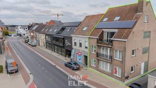 RESIDENTIE | DRIE 2-SLPK-APPARTEMENTEN |6 GARAGES<br />Appartementsgebouw op centrale locatie te Sint-Eloois-Vijve, met goede verbindingen en nabij alles wat men nodig heeft;<br />2 appartementen met 2 slaapkamers en 1 duplex met 3 kamers; Overal centrale verwarming met condenserende ketel via aardgas en overal dubbele beglazing in kunststof; Duplex: Epc 108/ Label B met Zonnepanelen (144m²) ; Eerste verdieping: Epc 180/ Label B (87m²); Gelijkvloers: Epc 183/ Label B (87m²); Alle appartementen alsook garages zijn verhuurd aan huurders die geruime tijd bewonen;  Gemeenschappelijke fietsenberging: Beschikbaar: bij akte na betaling/ momenteel verhuurd: Info en bezoek: 0479 635 685 of julie@elet.immo;