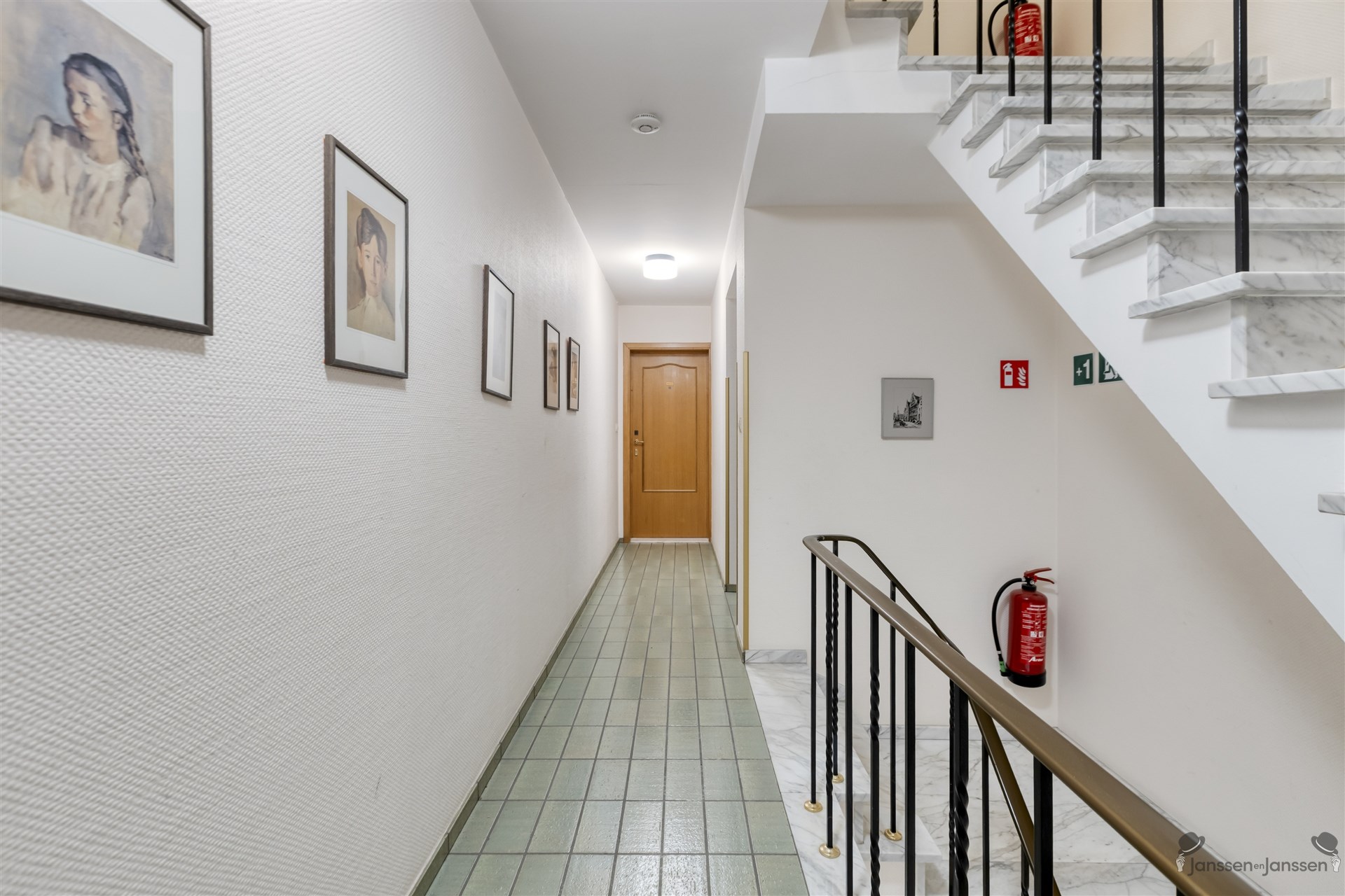 Lichtrijk 2-slaapkamerappartement met garagebox in het hart van Leopoldsburg! - foto 3