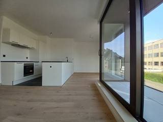 Ruim en lichtrijk 1-slaapkamerappartement met terras, autostaanplaats en berging<br />Op zoek naar een instapklaar appartement op een rustige ligging in Tienen? Dan is dit ruime en lichtrijke appartement zeker een bezoek waard!<br />Het appartement beschikt over een inkomhal, een gezellige leefruimte met veel lichtinval en een volledig uitgeruste open keuken. Aansluitend bevindt zich een aangenaam terras waar je in alle rust kan genieten.<br />Verder is er een ruime slaapkamer, een badkamer met ligbad, douche en dubbel lavabomeubel, een apart toilet en een praktische berging met aansluitingen voor wasmachine en droogkast.<br />Extra troeven zijn de ondergrondse autostaanplaats, een privatieve kelderberging en een gemeenschappelijke fietsenberging.<br />Huurprijs: €850/maand<br />Gemeenschappelijke kosten: €150/maand<br />Interesse? Contacteer ons via claudia@immogve.be of bel 016/56.56.14 voor meer informatie of een bezoek.