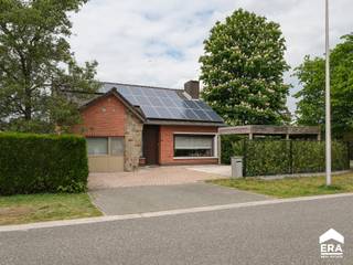 <p>Te koop: Gerenoveerde gezinswoning gelegen in een groene en rustige woonwijk te Pelt.</p><p><br /></p><p>Deze verzorgde woning werd de afgelopen tien jaar grondig gerenoveerd en biedt een energiezuinige leefomgeving dankzij EPC-label C, 22 zonnepanelen (5280Wp) met groenestroomcertificaten tot 2032 en een thuisbatterij van 14KW. De ligging in een woonkern met veel groen zorgt voor een aangename sfeer en privacy.</p><p><br /></p><p>Belangrijkste ruimtes:</p><p>• Woonkamer met airco/warmtepomp en pelletkachel</p><p>• Volledig ingebouwde keuken met inductiekookplaat, combi-oven, vaatwasser, koelkast, diepvries en ontbijthoek (2017)</p><p>• 3 slaapkamers met ingemaakte kasten, waarvan één met airco/warmtepomp</p><p>• Badkamer met ligbad, dubbele wastafel, aansluiting voor wasmachine en droogkast</p><p>• Bureelruimte (eventuele gelijkvloerse slaapkamer) met ingemaakte kasten en douchekamer ensuite (2010)</p><p>• Tuin met terras en tuinhuis</p><p>• Carport</p><p><br /></p><p>Troeven:</p><p>• Groene omgeving in rustige woonwijk</p><p>• Geen renovatieplicht, EPC-label C, zonnepanelen met certificaten tot 2032 en thuisbatterij van 14KW</p><p>• Uitgevoerde renovaties: bureel met aangrenzende douchekamer en condensatiegasketel (2010), aanleg zonnepenalen (2012), spouwmuurisolatie (2014), nieuwe keuken (2017), vernieuwde roofing op dakkapel (2023), pelletkachel in woonkamer (2024), plaatsing 2 airco's/warmtepompen en thuisbatterij 14 KW (2025)</p><p><br /></p><p>Neem vandaag nog contact op met je ERA-makelaar voor een bezoek.</p><p><br /></p><p>JOUW DROOMHUIS. ZO GEVONDEN!</p>