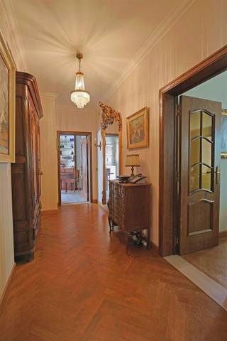 <p><span>Dit lichtrijke appartement op de eerste verdieping (160 m²) </span><span>heeft</span><span> </span><span>een uitstekende ligging en een kwalitatieve afwerking.</span></p><p><span> </span></p><p><span>Bij binnenkomst wordt u verwelkomd in een ruime inkomhal met een apart gastentoilet. De lichte leefruimte omvat een gezellige zithoek met sierhaard en een eetplaats die uitkomt op een terras met uitzicht op het Gulden Sporenplein. De leefkeuken is uitgerust met een keramische kookplaat, dubbele lavabo, oven, microgolfoven, veel opbergruimte en eveneens een terras.</span></p><p><span> </span></p><p><span>Het nachtgedeelte omvat drie ruime slaapkamers, waarvan één met inbouwkasten en één momenteel ingericht als bureel. De badkamer beschikt over een ligbad met douche, een wastafel en een extra toilet. Tot slot zijn er twee ruime bergingen.</span></p><p><span> </span></p><p><span>Verder be</span><span>schikt het appartement over een aparte kelderberging en een garagebox. (inbegrepen in de prijs)</span></p><p><span> </span></p><p><span>Algemene kosten: € 200,35/maand, provisie verwarming inclusief.</span></p><p><span> </span></p><p><span> </span></p><p><span>Optioneel kan er nog een dubbele garagebox worden aangekocht voor €40.000.</span></p><p><span> </span></p><p><span>Extra’s: veiligheidsdeur, parket, nieuw schuifraam in de living, twee terrassen,</span></p><p><span>opbergruimte, zeer veel lichtinval....</span></p><p><span> </span></p><p><span> </span></p><p><span> </span></p>