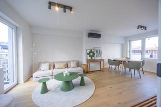 Welkom in deze <u>volledig gerenoveerde studio</u> in residentie Medina, centraal gelegen in <strong>Middelkerke</strong>.<br />De studio bevindt zich op de 5e en tevens bovenste verdieping, wat zorgt voor een <u>rustige</u> woonbeleving.<br /><br />Het pand beschikt over twee terrassen, waarvan het grootste 22 m² is.<br />De ligging is <strong>bijzonder centraal</strong>: op slechts 150 meter van de <u>zeedijk</u> en dichtbij winkels, horeca, openbaar vervoer en het nieuwe casino.<br /><br /><strong><u>Enkele troeven:</u></strong>
<ul>
<li><u>Volledige renovatie </u>met kwalitatieve materialen</li>
<li>Keuken met AEG toestellen (vaatwas, combi-oven, wasmachine, kookplaat, dampkap, frigo)</li>
<li>De studio wordt gemeubeld aangeboden (alles is splinternieuw)</li>
<li>Vernieuwd dak, terras en balustrades</li>
<li>Lichtrijke leefruimte</li>
<li><strong>Airco</strong> aanwezig</li>
<li>Badkamer met raam voor <u>natuurlijke verluchting</u></li>
<li><u>Elektriciteit conform</u></li>
<li>Nieuwe warmtepomp</li>
<li>Parket vloer in leefruimte</li>
</ul>
<br />Het huidige EPC-attest werd opgemaakt vóór de plaatsing van de nieuwe buitenisolatie in het plat dak en de buitenmuren.<br />Met deze verbeteringen zal het EPC binnenkort worden geactualiseerd naar een B-label.<br /><br />Vraag vandaag nog uw bezoek aan!<br />