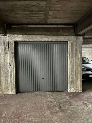 Ondergrondse garagebox met volgende afmetingen:  5.8 meter die en 3 meter breed.  Poort is 2.05 hoog en 2.10 breed.  Automatische poort aan de straat...