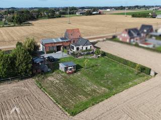 <p>Vrijstaande en ruime gezinswoning, gerenoveerd met behoud van het landelijke karakter, gelegen op een ruim perceel met een aanpalende loods. De woning omvat een inkomhal, een ruime leefruimte met eet- en zithoek en een lichtrijke open keuken in landelijke stijl met aansluitende eetplaats. Verder zijn er een praktische berging met bijkeuken, een apart toilet en op het gelijkvloers een ruime slaapkamer met ensuite badkamer, voorzien van inloopdouche, lavabo en toilet. Daarnaast beschikt de woning over een was- en bergruimte en een kelder. Via de keuken heeft u rechtstreeks toegang tot het ruime terras en de zuidgerichte tuin.</p>
<p>Op de eerste verdieping bevinden zich twee ruime slaapkamers, een bureauruimte en een badkamer met bad, dubbele lavabo en toilet. Via een vaste trap bereikt u de zolderverdieping, die ingericht is met nog twee volwaardige slaapkamers.</p>
<p>Extra troeven:</p>
<ul>
<li>Gunstig EPC</li>
<li>Vloerverwarming in leefruimte, keuken en gang</li>
<li>Regenwaterput van 20.000 liter</li>
<li>Rolluiken en screens</li>
<li>5 volwaardige slaapkamers</li>
<li>Ruim perceel en ruime woonoppervlakte</li>
<li>Aanpalende loods met zolderruimte</li>
<li>Open keuken in landelijke stijl</li>
<li>Ruime zuidgerichte tuin en terras</li>
<li>Mogelijkheden voor activiteit of hobby</li>
<li>Nabij Zulte en Waregem</li>
</ul>
<p>Deze woning is te koop ZONDER makelaar via het concept van Smart Houses! Wenst u verdere inlichtingen of een bezoek? Contacteer rechtstreeks de eigenaar via +32478368449</p>