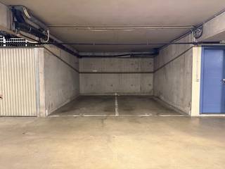 Gunstig gelegen ondergrondse autostaanplaats in Strombeek-Bever. De staanplaats is gemakkelijk te bereiken via een brede automatische poort waarlangs u binnenrijdt. Vlotte toegang tot de grote verkeersassen en het openbaar vervoer. Ideale ligging voor investeerder of particulier. Deze staanplaats maakt deel uit van de “Residentie Van Elewijck” . Lasten: 10€ provisie / maand (gemeenschap + reservefonds)