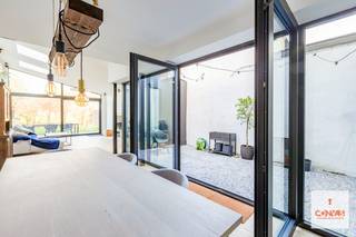 Deze hippe woning is gelegen aan de rand van centrum Destelbergen en nabij de ring rond Gent (R4), wat zorgt voor een uitstekende bereikbaarheid. De...