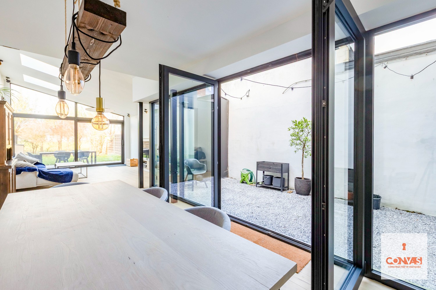 Gerenoveerde woning met veel lichtinval, tuin en patio - foto 2