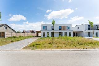 Deze moderne nieuwbouwwoning te Koekelare bestaat uit: <br /><br />Gelijkvloers: inkomhal - gastentoilet - lichtrijke living met open ingerichte keuken - berging/wasplaats - carport.<br />Op 1ste verdieping: nachthal - afzonderlijk toilet - 3 slaapkamers - badkamer. - technische ruimte.<br />Troeven van deze woning: <br />- unieke ligging, nabij het centrum van Koekelare <br />- energiezuinig<br />- kwalitatief en duurzaam afgewerkt<br />EPC: Woning in aanbouw<br />Prijs 384 960 € (exclusief registratierechten op de bouwgrond, exclusief BTW op de constructie- en aansluitingskosten).