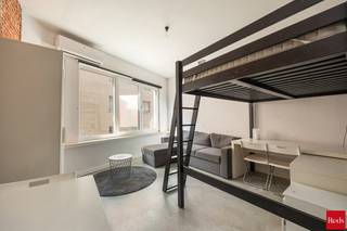 <div><strong>Stijlvolle en Instapklare Studio op Toplocatie in Hartje Antwerpen.</strong></div>
<div><span>Bent u op zoek naar een slimme investering of de ideale verblijfplaats voor een student in het bruisende centrum van Antwerpen? Zoek niet verder! Deze modern afgewerkte studio aan de Lange Nieuwstraat 141 biedt de perfecte combinatie van comfort, stijl en een onklopbare locatie.</span></div>
<div></div>
<div>Hoogtepunten van de Studio:</div>
<ul>
<li><span><span>Slimme Indeling:</span> Dankzij de strategische plaatsing van een <span>hoogwaardige hoogslaper</span> wordt de bewoonbare oppervlakte optimaal benut. Onder het bed is ruimte gecreëerd voor een functionele werkplek en extra opbergruimte.</span></li>
<li><span><span>Licht & Ruimte:</span> De studio geniet van een aangename lichtinval en een open gevoel. De witte muren in contrast met de zwarte accentwand van de keuken zorgen voor een eigentijdse, loft-achtige uitstraling.</span></li>
<li><span><span>Volledig Uitgerust:</span> Voorzien van een eigen, moderne kitchenette met kookplaat en combi-oven. De cozy badkamer is uitgerust met een eigen douche en toilet voor optimaal comfort.</span></li>
<li><span><span>Buitenruimte:</span> De studio beschikt over toegang tot een gezellig terras/buitenruimte, een zeldzame troef in de binnenstad.</span></li>
</ul>
<div></div>
<div>Toplocatie: Lange Nieuwstraat 141, 2de verdieping</div>
<div>Gelegen in de felbegeerde <span>studentenbuurt</span> rond de Stadscampus van de Universiteit Antwerpen en de nieuwe KdG hogeschool om de hoek.</div>
<ul>
<li><span><span>Alles binnen handbereik:</span> Op wandelafstand van de Meir, de Sint-Jacobskerk en talloze hippe koffiebars en restaurants.</span></li>
<li><span><span>Uitstekende bereikbaarheid:</span> Vlotte verbinding met het openbaar vervoer en op korte afstand van Antwerpen-Centraal.<br /></span></li>
<li><span>Op de tweede verdieping: </span><span>Inpandig gelegen en dus energetisch interessant. Dankzij de tweede verdieping ook rust gelegen met meer licht inval.</span></li>
<li><span>Extra troef:</span><span> De straat wordt momenteel volledig vernieuwd met het openbaarvervoer voor de deur en wordt midden 2026 volledig gebruiksklaar verwacht!</span></li>
</ul>
<div></div>
<div>Waarom investeren?</div>
<div>Deze studio maakt deel uit van een charmant pand dat zeer geliefd is bij studenten. Met een gemiddelde huurprijs voor studio's in Antwerpen rond de €650 (exclusief kosten) biedt dit object een <span>solide rendement</span>. Bovendien zijn studentenverblijven onder bepaalde voorwaarden vrijgesteld van de belasting op tweede verblijven.</div>
<div><span>Grijp deze kans en plan vandaag nog uw bezoek aan deze parel in het hart van de stad!<br /></span><span><br /></span><span>Voor meer info of een afspraak ter plaatse contacteer Xander via xander@reds.be of +32 497 18 10 84</span></div>