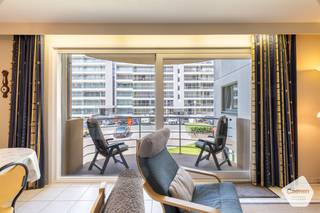 In de hoog gewaardeerde residentie Duinenveld, op wandelafstand van de winkelstraat en de Zeedijk van Nieuwpoort-Bad, vinden we deze <strong>instapklare</strong> studio met afgesloten slaaphoek terug.<br />Een <strong>ideale</strong> <strong>uitvalbasis</strong> voor uw verblijf aan de Belgische kust!<br /><br />Dit aanbod geniet van volgende indeling:
<ul>
<li>Inkomhal;</li>
<li>Gezellige, <strong>brede</strong> <strong>leefruimte</strong> met grote raampartijen die zorgen voor <strong>veel</strong> <strong>lichtinval</strong>;</li>
<li>Open, volledig ingerichte keuken;</li>
<li><strong>Ruim</strong> <strong>terras</strong> met open zicht op de Franslaan;</li>
<li>Aparte slaapkamer met dubbel opklapbed;</li>
<li>Badkamer met ligbad/douche combinatie;</li>
<li>Apart toilet;</li>
</ul>
Enkele troeven:
<ul>
<li>Grote kelderberging <strong>inbegrepen</strong> bij aankoop;</li>
<li><strong>Verkoop door de eerste eigenaar, die het pand nooit heeft verhuurd</strong>;</li>
<li>Gunstig <strong>EPC-label B</strong>;</li>
</ul>
Benieuwd? Aarzel niet om ons te contacteren.