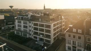 <p><span>SINT-NIKLAAS - </span><span>Op zoek naar een energiezuinig appartement in het centrum? Dan is dit stijlvolle appartement precies wat je zoekt!</span></p><p><span> </span></p><p><span>Enkele troeven op een rij:</span></p><ul><li><span>Kwalitatieve renovatie met oog voor detail</span></li><li><span>Energiezuinig dankzij de gemeenschappelijke warmtepomp en doorgedreven isolatie</span></li><li><span>Twee ruime slaapkamers</span></li><li><span>Met zicht op het Stadspark</span></li></ul><p><span> </span></p><p><span>Indeling:</span><span><br />Via de inkomhal kom je in de lichtrijke leefruimte met open, volledig ingerichte keuken. De grote raampartijen zorgen voor een prachtig uitzicht over het Stadspark.<br />Verder beschikt het appartement over een ruime berging/wasplaats, een moderne badkamer met inloopdouche en lavabomeubel, en twee comfortabele slaapkamers.<br />Vanop het terras geniet je in alle rust.<br />Afzonderlijk toilet aanwezig.</span></p><p><span> </span></p><p><span>Het appartement is gelegen op de eerste verdieping (lift in het gebouw).</span></p><p><span> </span></p><p><span>Extra:</span><span><br />Mogelijkheid tot huren van een autostaanplaats in het gebouw (€ 60 / maand)</span></p><p><span>Gemeenschappelijk </span><span>dakterras </span><span>met magnifiek uitzicht over Sint-Niklaas.</span></p><p><span> </span></p><p><span> </span></p><p><span>Beschikbaar: </span><span>onmiddellijk<br /></span><span>Huurprijs: </span><span>€ 1.125 + € 120 algemene onkosten</span></p><p><span>Provisie verwarming € 100 /maand<br /></span><span>E-peil: </span><span>60</span></p><p><span> </span></p><p><span>Benieuwd naar dit unieke woonaanbod? Vraag snel je bezoek aan via onze website.</span></p><p><span> </span></p>