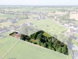 Unieke kans in Ruddervoorde: karaktervol renovatieproject op een riant perceel.<br /><br />In de Bergenstraat te Ruddervoorde wacht dit unieke vastgoedproject op een nieuw hoofdstuk. Gelegen in een prachtige landelijke omgeving en op een royaal perceel van 3.729 m², geniet je hier van een oase van rust en weidse uitzichten, met alle nodige voorzieningen binnen handbereik. De woning is gunstig en rustig gelegen in tweede lijn. <br />Extra troef: er is al een paardenstal met weide aanwezig, uitgerust met water en elektriciteit.<br /><br />Troeven en potentieel:<br />- Talloze mogelijkheden: dankzij het grote potentieel van de site kun je kiezen voor een grondige renovatie binnen het huidige volume, óf voor een project van sloop en heropbouw. De perfecte basis voor een moderne, energiezuinige droomthuis die volledig aan jouw wensen voldoet!<br /><br />- Uitstekende bereikbaarheid: hoewel je hier volop van de rust geniet, sta je binnen 5 minuten op de oprit van de snelweg. Steden als Oostkamp, Brugge en Roeselare zijn vlot bereikbaar.<br /><br />Voor meer informatie of een bezoek ter plaatse : 0470 50 50 50 - info@futurimmo.be.