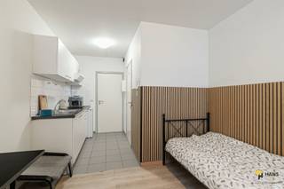 <p><span>Op zoek naar een perfect gelegen studentenkamer voor eigen gebruik of een zorgeloze investering? Deze studentenkamer van ca. 25 m², gelegen aan Kipdorp 61, bevindt zich pal in de Antwerpse studentenbuurt. Universiteiten, hogescholen, openbaar vervoer, winkels en ontspanning liggen allemaal op wandelafstand – een absolute toplocatie voor de student die ten volle wil profiteren van het studentenleven.</span></p><p><span>De kamer is praktisch en comfortabel ingericht en beschikt over:<br /></span><span>▪</span><span>️</span><span> Eigen keuken met basisuitrusting<br /></span><span>▪</span><span>️</span><span> Eigen badkamer met douche, lavabo en toilet<br /></span><span>▪</span><span>️</span><span> Gemeenschappelijke buitenruimte<br /></span><span>▪</span><span>️</span><span> Fietsenstalling<br /></span><span>▪</span><span>️</span><span> Conciërge aanwezig in het gebouw<br /></span><span>▪</span><span>️</span><span> Gemeenschappelijke vuilophaling</span></p><p><span>Het dak werd bovendien geïsoleerd in 2021 conform de norm 2020, wat bijdraagt aan het wooncomfort. De verwarming is elektrisch.</span></p><p><span>Momenteel is de studentenkamer verhuurd aan €595/maand, met een bijkomende €96/jaar voor koud water.</span></p><p><span>Ben je op zoek naar een goed gelegen studentenkamer in Antwerpen met sterke verhuurwaarde en alle voorzieningen binnen handbereik? Mis deze kans niet! Bewoonbare opp. 25 m² ref.: bruto vloeropp. EPC-certificaat. Voor meer info of een gratis schatting surf naar www.hansimmo.be</span></p><p><span> </span></p>