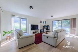 <p>Stijlvol gelijkvloers appartement met terras in Kasterlee</p>
<p>Dit instapklare appartement combineert <strong>rust, comfort en een toplocatie</strong>. U woont hier aan het prachtige bos <em>Kabouterberg</em>, op wandelafstand van het levendige centrum met gezellige terrasjes, winkels en restaurants.</p>
<p><strong>Indeling</strong> <br />De lichtrijke woonkamer biedt directe toegang tot een royaal terras met rustgevend groen uitzicht. Aansluitend vindt u de open, volledig uitgeruste keuken. Verder is er een ruime slaapkamer aanwezig en een moderne badkamer met douche, dubbel wasmeubel en praktische opbergkasten.</p>
<p>Uw woonplezier wordt vervolledigd door een inpandige parkeerplaats (gezamenlijke meerprijs € 29.500), bereikbaar via trap of lift. In de ondergrondse garage vindt u bovendien een ruime gemeenschappelijke fietsenstalling.</p>
<p><strong>Unieke extra’s</strong></p>
<ul>
<li>
<p>Een sfeervolle gemeenschappelijke ruimte met keuken en sanitair, gratis te gebruiken door bewoners voor vergaderingen of feestjes.</p>
</li>
<li>
<p>Voor het ultieme wellnessgevoel: de mogelijkheid om een aandeel te verwerven in het binnenzwembad met wellnessfaciliteiten.</p>
</li>
</ul>
<p><strong>Troeven</strong></p>
<ul>
<li>
<p>Gelijkvloers appartement met terras en groen uitzicht</p>
</li>
<li>
<p>Unieke ligging aan <em>Kabouterberg</em></p>
</li>
<li>
<p>Op wandelafstand van centrum Kasterlee</p>
</li>
<li>
<p>Ruime woonkamer, slaapkamer en badkamer</p>
</li>
<li>
<p>Ondergrondse parkeerplaats en fietsenstalling</p>
</li>
</ul>
<p>Een ideaal appartement voor wie houdt van rust, natuur en comfort, zonder in te boeten op bereikbaarheid.</p>
