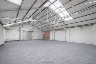 Veelzijdige eigendom MET WOONST, MAGAZIJN (260M²) EN 2 HUISNUMMERS in Zottegem. De woning verwelkomt u via een inkomhal met...