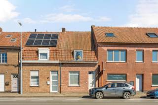 - Uitstekende ligging met vlotte verbinding: Bruggestraat 473, Menen- Lichtrijke leefruimtes- 2 volwaardige slaapkamers- Ruime zolder (mogelijkheid...