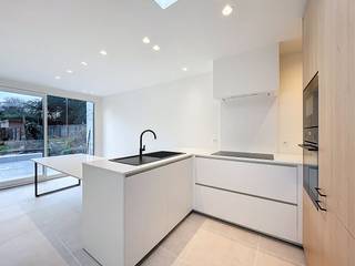 Cette maison spacieuse et entièrement rénovée avec trois chambres complètes et un agréable jardin est située dans la Maaltebruggestraat. Une...