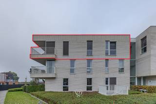 Dit recente appartement werd opgeleverd in 2023 en is voorzien van alle luxe en hedendaags comfort. Zo beschikt dit appartement onder andere over een BVO van 80 m² en een EPC-score van 45 kWh/(m² jaar).<br /><br />Qua indeling is er een inkomhal voorzien met gastentoilet, die leidt naar de ruime en lichtrijke leefruimte met open, geïnstalleerde keuken, die naadloos aansluit op het ruime terras.<br />De inkomhal is tevens voorzien van een maatwerkkast met legplanken en kapstokruimte. <br />Verder is er één ruime slaapkamer voorzien met ingemaakte kledingkast, een badkamer met inloopdouche en dubbele lavabo én een berging met onder andere aansluitingen voor de wasmachine en droogkast.<br /><br />Dit appartement is technisch volledig in orde en voorzien van onder andere vloerverwarming, een E-peil onder de 30, een conforme elektrische keuring, ventilatiesysteem type D, (zonne)screens met afstandsbediening aan alle ramen voorzien, extra stopcontacten ingewerkt in de vloer, ... . <br />Het appartement wordt gemeubeld aangeboden.<br /><br />Bij het appartement horen een ondergrondse autostaanplaats, een bovengrondse autostaanplaats én een kelderberging voor extra stockage, allen inbegrepen in de vraagprijs.<br />Er is eveneens een gemeenschappelijke fietsenstalling voorzien. <br /><br />De ligging, zowel in het centrum van de gemeente als aan de Schelde, is uitzonderlijk te noemen. Winkels, horeca ... bevinden zich op wandelafstand.<br />De nabijheid van de Schelde zorgt voor eindeloos fiets-, loop- en wandelplezier.<br /><br />Ook het mobipunt, het treinstation van Gavere-Asper, alsook de verbindingsweg N60, zorgen voor een vlotte bereikbaarheid richting Oudenaarde en Gent.<br /><br />Kortom, bent u op zoek naar een hedendaags appartement, voor eigen bewoning of als investering? Dan nodigen wij u graag uit voor een vrijblijvend bezoek ter plaatse.