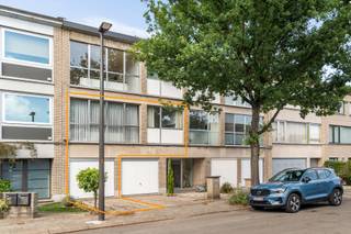 Ben je op zoek naar een appartement dat je volledig naar eigen smaak kunt renoveren, gelegen op een absolute rustige toplocatie in Mortsel? Dan is...