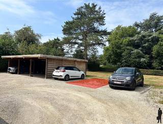 Buitenstaanplaats te koop in centrum Halle Zoersel geschikt voor eigen gebruik of investeringBuitenstaanplaats achter automatische toegangspoort in...