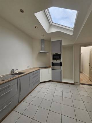 <p><span>Instapklare woning met 3 slaapkamers en tuin.</span></p><p><span>Deze karaktervolle rijwoning is gelegen in de Clementwijk vlakbij het centrum van Sint-Niklaas en het station. </span></p><p><span>Indeling</span></p><p><span>Gelijkvloers:</span></p><p><span>Inkomhal met toegang tot de leefruimte en de ingerichte keuken. Achteraan de veranda met zicht op de volwaardige tuin. </span></p><p><span>Badkamer met inloopdouche. Aparte toilet.</span></p><p><span>Eerste verdieping: </span></p><p><span>Twee slaapkamers.</span></p><p><span>Tweede verdieping: </span></p><p><span>Grote ingerichte slaapkamer (met vaste trap) met mogelijk om in te delen in twee slaapkamers.</span></p><p><span> </span></p><p><span>Pluspunten:</span></p><ul><li><span>Elektriciteit is conform.</span></li><li><span>Asbestveilig </span></li><li><span>Geen renovatieverplichting</span></li><li><span>Voldoende parkeergelegenheid in de omgeving</span></li><li><span>Opgenomen in het maatregelen register: Nee</span></li></ul><p><span><br /> </span></p>