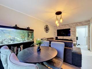 Appartement 1 chambre à louer à Borgerhout situé au Turnhoutsebaan 461 au troisième étage. L'appartement est situé à proximité des raids et des autoroutes, des transports en commun, des magasins et plus encore. Bien situé à proximité du parc.La disposition de l'appartement est la suivante : 3ème étage avec ascenseur :- hall d'entrée avec armoire de rangement- salon avec accès à la terrasse- cuisine avec feu électrique, évier simple et réfrigérateur- salle de bain avec lavabo et douche, raccordement pour machine à laver et sèche-linge- chambre- terrasse avec vue sur la verdureDétails : - Bâtiment bien entretenu et géré par des professionnels avec parc à déchets souterrain, 2 ascenseurs - les frais de commission mensuels s'élèvent à 100 €/mois (y compris le chauffage, l'eau, l'ascenseur, les frais moyens et le syndic).- ÉPIQUE- Garantie de 3 mois - disponible à partir du 01/07