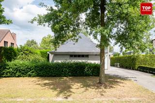 Charmante open bebouwing met aangelegde tuin en 2 badkamers op toplocatie nabij Gent<br /><br />Op een mooi perceel van 690 m² vinden we deze rustig gelegen open bebouwing met een verzorgde tuin, vijver en garage. <br /><br />De indeling: inkomhal met doorgang naar de eerste slaapkamer met ensuite badkamer, voorzien van douche, lavabo en ingemaakte kasten – ideaal als master bedroom of voor gelijkvloers wonen.<br /><br />Op de bovenverdieping bevindt zich een ruime overloop met extra ingemaakte kasten, een badkamer met ligbad en een tweede slaapkamer.<br /><br />De prachtige tuin met vijver vormt een absolute troef en is perfect onderhouden. De losstaande garage en berging bieden extra opbergmogelijkheden.<br /><br />Ligging: Rustig, maar toch op slechts een kwartier fietsen van Gent-centrum. Vlotte verbindingen en alle voorzieningen in de nabijheid.<br /><br />Troeven van deze woning:<br /><br />Open bebouwing op 599 m²<br />Mooie tuin met vijver en losstaande garage<br />2 slaapkamers en 2 badkamers<br />Lichtrijke veranda en leefruimte met tuinzicht<br />Gelijkvloerse slaapkamer met ensuite badkamer<br />Slechts 15 minuten fietsen van Gent<br /><br />Op zoek naar een instapklare woning met veel licht, groen en een top ligging nabij de stad? Plan vandaag nog je bezoek in.<br /><br />Beschikbaar bij akte. <br /><br />Contacteer Top Vastgoed voor een bezoek op. 0475 700 700.