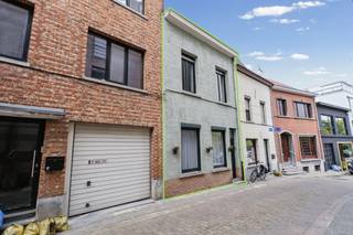 <p>Interesse in dit pand? Neem voor bijkomende informatie of het maken van een afspraak rechtstreeks contact op met Steven Plompen via <strong>+32 498 61 58 86</strong> of <strong>steven@copandi.be</strong>.</p><p> </p><p>Aan de Kattenberg in het centrum van Mechelen vind je deze karaktervolle woning uit 1850, waar geschiedenis en woonkwaliteit hand in hand gaan. Het pand ademt de sfeer van weleer, maar is doorheen de jaren mee geëvolueerd met de tijd, zodat je hier vandaag comfortabel en zorgeloos kan wonen. De ligging middenin de stad maakt dat je alles binnen handbereik hebt, terwijl je thuis toch je eigen rustpunt behoudt.</p><p> </p><p>Bij binnenkomst word je verwelkomd in een woning met een leefbare oppervlakte van 160 m², verdeeld over verschillende verdiepingen. De indeling biedt liefst vier ruime slaapkamers, ideaal voor een gezin of wie nood heeft aan een bureau of hobbyruimte. De badkamer is functioneel afgewerkt , maar zou gemoderniseerd mogen worden. Achteraan geniet je van een tuintje/koer met westelijke oriëntatie, een aangename plek om van de avondzon te profiteren en tot rust te komen na een drukke dag.</p><p> </p><p>Deze woning combineert authentiek karakter met praktische troeven: het schrijnwerk werd voorzien van hoogrendementsbeglazing, verspreid over ramen in hout, pvc en aluminium, wat zorgt voor een aangenaam energieverbruik. Het pand is voorzien van individuele centrale verwarming op aardgas met condensatieketel en radiatoren en beschikt over een plat dak. De algemene staat is goed, klaar om naar eigen smaak verder in te richten. Het EPC-label C (252 kWh/m²) bevestigt de degelijke energetische basis van de woning. </p><p> </p><p>De ligging in het centrum van Mechelen is een echte troef: winkels, scholen, sportfaciliteiten en het openbaar vervoer bevinden zich allemaal op wandelafstand. Ook het station en de invalswegen zijn vlot bereikbaar, waardoor je zowel te voet, met de fiets als met de wagen overal snel geraakt. Wonen op deze locatie betekent kiezen voor stadscomfort zonder in te boeten aan bereikbaarheid.</p><p> </p><p><strong>INDELING:</strong></p><p> </p><p><strong>Gelijkvloers</strong></p><p>Inkomhal, ruime leefruimte, keuken, toilet en stadstuintje of koer.</p><p> </p><p><strong>1e verdieping</strong></p><p>Met een wenteltrap bereik je de 1e verdieping waar zich 2 ruime slaapkamers en een badkamer (douche, toilet, lavabo) bevinden.</p><p> </p><p><strong>2e verdieping</strong></p><p>2 ruime slaapkamers.</p><p> </p><p><strong>Zolder</strong></p><p>Deze zolderrruimte bevindt zich in de nok van het dak en is handig als berging of voor stockage.</p>