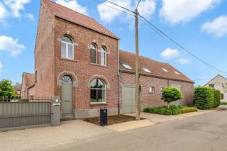 Deze charmante paardeneigendom is gelegen te Tisselt, deelgemeente van Willebroek, centraal gelegen tussen de grootsteden Antwerpen en Brussel...