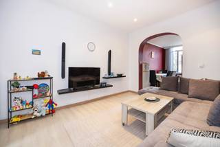 <strong>Schaerbeek </strong>– vlak bij het gezellige Place de la Patrie ligt dit mooie gebouw met 4 door de stedenbouwkundige dienst erkende woningen. Het pand is volledig verhuurd en levert een opbrengst op van ± 40.800 EUR/jaar. Het heeft een woonoppervlakte van ± 270 m² en is toe aan een opknapbeurt. Uitstekende investeringskans met talrijke mogelijkheden. EPB: F tot G - Absoluut een aanrader!<br /><br /><strong>Indeling :</strong><br /><br /><span>Begane grond</span> : <br /><br />Woning met 1 slaapkamer ± 68 m² - EPB F<br /><br />Woonhuurcontract van 1 jaar vanaf juli 2024. Huurprijs: 950 EUR + kosten.<br /><br /><span>1e verdieping</span> :<br /><br />Woning met 1 slaapkamer ± 73 m² - EPC F<br /><br />Woninghuurcontract van 1 jaar vanaf november 2022. Huurprijs: 850 EUR + kosten.<br /><br /><span>2e verdieping</span> :<br /><br />Woning met 1 slaapkamer ± 79 m² - EPC F<br /><br />Woonhuurcontract van 1 jaar vanaf november 2025. Huurprijs: 950 EUR + kosten.<br /><br /><span>3e verdieping</span> :<br /><br />Woning met 1 slaapkamer ± 48 m² - EPC G<br /><br />Woonhuurcontract van 3 jaar vanaf januari 2020. Huurprijs: 650 EUR + kosten.