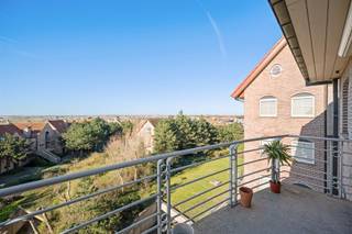 <p><span>LUXE APPARTEMENT IN BLANKENBERGE MET UITZONDERLIJK UITZICHT OP HAVEN.</span></p><p><span> </span></p><p><span>Dit ruime en elegant appartement van 122 m² in het fascinerende kuststadje Blankenberge biedt u een unieke combinatie van comfort, stijl en locatie. Het pand beschikt over drie ruime slaapkamers, ideaal voor gezinnen .</span></p><p><span> </span></p><p><span>HET INTERIEUR</span></p><p><span> </span></p><p><span>Het appartement presenteert zich met verfijnde afwerkingen en een zeer gezellige sfeer. De open woonkamer is voorzien van hoogwaardige houten vloerparket en is voorzien van grote ramen die veel natuurlijk licht naar binnen brengen. De eetruimte is smaakvol ingericht en biedt plaats aan een comfortabele zithoek. De keuken met witte kasten en donkergroene werkbladen is volledig uitgerust met inbouwapparatuur en biedt voldoende bergruimte voor het dagelijkse gebruik.</span></p><p><span> </span></p><p><span>De drie slaapkamers zijn allemaal licht en ruim, elk voorzien van slaapkamerramen. De slaapkamers kunnen zowel als master bedroom als gastslaapkamer worden ingericht. Een praktische badkamer completeert de indeling.</span></p><p><span> </span></p><p><span>HET UITZICHT EN DE BUITENRUIMTE</span></p><p><span> </span></p><p><span>Dé hoogtepunt van dit appartement is het spectaculaire uitzicht vanaf het balkon. Vanuit het appartement geniet u van wijdse panoramavista's met uitzicht op het landschap, de haven en de zee. De buitenterrassen met moderne railing bieden de perfecte plek om te genieten van zonnige dagen en het maritieme bries.</span></p><p><span> </span></p><p><span>PRAKTISCHE VOORZIENINGEN</span></p><p><span> </span></p><p><span>Het appartement beschikt over een eigen garage Prijs €79000.00, wat bijzonder waardevol is in deze gezochte woonwijk. Dit maakt parkeren geen probleem meer.</span></p><p><span> </span></p><p><span>LOCATIE</span></p><p><span> </span></p><p><span>Gelegen in een charmante historische villa aan de zeekust, profiteert dit appartement van de uitstekende ligging in Blankenberge. U woont in een gerenommeerde wijk met toegang tot stranden, restaurants, winkels en alle voorzieningen van een levend badplaatsen.</span></p><p><span> </span></p><p><span>Dit appartement is een ideale keuze voor wie op zoek is naar kwaliteit, uitzicht en een aangenaam woonklimaat aan zee.</span></p><p><span>Meer info Bel 050/41.55.50</span></p><p><span>info@immoporthouse.com</span></p>