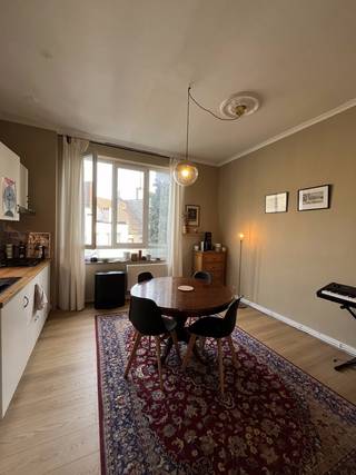 Leuk appartement met één kamer, recente keuken en nabij openbaar vervoer.Gelegen op de tweede verdieping, bereikbaar met trap.Charmant appartement in...