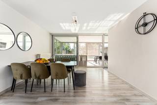 <p>Op zoek naar een instapklare gezinswoning op een rustige en kindvriendelijke locatie? Dan is deze charmante woning in Waregem absoluut een bezoek waard. Gelegen in een doodlopende straat geniet u hier van alle rust, terwijl kinderen veilig kunnen spelen in de buurt. De aangename woonomgeving is bijzonder geliefd bij gezinnen en beschikt bovendien over een speeltuintje op wandelafstand.</p><p>Bij het binnenkomen wordt u verwelkomd in een ruime inkomhal met gastentoilet. Vanuit de inkomhal komt u terecht in de ruime en lichtrijke leefruimte. De aangename veranda sluit hier naadloos op aan en vormt een volwaardige uitbreiding van de woonruimte, met een mooi uitzicht op de tuin. Verder beschikt de woning over een praktische keuken met bijkeuken en een badkamer/wasplaats op het gelijkvloers, uitgerust met douche en toilet.</p><p>Op de eerste verdieping bevinden zich drie volwaardige slaapkamers en een tweede badkamer met ligbad, ideaal voor gezinnen. De volledig ingerichte zolderverdieping biedt bovendien tal van mogelijkheden en kan perfect ingericht worden als extra slaapkamer, hobbyruimte of thuiskantoor.</p><p>Ook buiten heeft deze woning heel wat te bieden. De gezellige tuin, het overdekte terras en het tuinhuis zorgen voor extra comfort en opbergruimte. Bovendien beschikt de woning over een praktische carport. </p><p>Interesse? Contacteer ons vandaag nog voor een bezoek via saar@altro-vastgoed.be of 0456/96.16.02. </p>