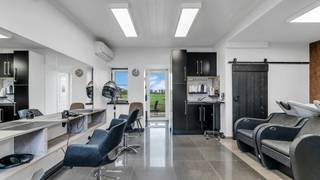 Welkom op de Molenveld 21 te Dilsen-Stokkem.<br /><br />Bent u op zoek naar een instapklare en veelzijdige woning op een uitstekende locatie in Dilsen-Stokkem?<br />Bent u op zoek naar een eigendom waar wonen en werken perfect gecombineerd kunnen worden, met mogelijkheden voor een kapsalon en of praktijkruimte?<br />Dan is deze woning precies wat u zoekt!<br /><br />Ontdek deze woning alvast via de videoreportage:<br />👉 https://vimeo.com/1192190623<br /><br />Deze woning werd oorspronkelijk gebouwd in 1918 op een perceel van 4a 99ca. Deze woning werd doorheen de jaren grondig gerenoveerd en gemoderniseerd. Hierdoor geniet u vandaag van een instapklare woning met hedendaags wooncomfort.<br /><br />Met een netto bewoonbare oppervlakte van ca. 201 m² en een bruikbare oppervlakte van ca. 230 m² biedt deze woning verrassend veel ruimte en mogelijkheden voor gezinnen of kandidaat-kopers die wonen en werken willen combineren.<br /><br />Troeven van de woning:<br />✔ Instapklare en gerenoveerde woning <br />✔ Handelsruimte/kapperszaak aanwezig<br />✔ Dubbel glas in PVC en aluminium<br />✔ Verwarming op gas &amp; gashaard<br />✔ Gunstig EPC ( C-label )<br />✔ 3 slaapkamers <br />✔ 2 badkamers<br />✔ Zonnepanelen aanwezig<br />✔ Airconditioning aanwezig<br />✔ 24 zonnepanelen aanwezig<br />✔ Inpandige garage<br /><br />Indeling<br /><br />Gelijkvloers: 126 m² <br />Het gelijkvloers bestaat uit: inkomhal, toilet, kappersruimte, woonkamer, eetkamer, keuken, badkamer en garage.<br /><br />Verdiep 1: 75 m²<br />Via de vaste trap bereikt u het verdiep.<br />Op het verdiep beschikt u over een nachthal, slaapkamer 1, slaapkamer 2, slaapkamer 3 en badkamer.<br /><br />Tuin:<br />De tuin is volledig omheind en aangelegd.<br />De breedte van het perceel, vanaf de bouwlijn, bedraagt circa 31 meter.<br /><br />Documenten<br />Het EPC-verslag en de grondplannen kan u eenvoudig downloaden in bijlage. Het asbestattest en de elektrische keuring is in aanvraag en wordt u spoedig bezorgd.<br /><br />Interesse in een bezichtiging?<br />Bel ons via 089 391 555 of mail naar info@frerevastgoed.be.<br /><br />* Opmetingen van de binnenmaten zijn indicatief en kunnen licht afwijken.