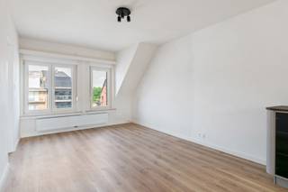 Op zoek naar een instapklaar appartement waar je zelf niet meer naar hoeft om te kijken? Dan is dit misschien wel iets voor jou!<br /><br />Dit appartement werd volledig gerenoveerd en is afgewerkt met kwalitatieve materialen. Bij het binnenkomen kom je terecht in een aangename leefruimte met veel natuurlijke lichtinval. De open keuken sluit mooi aan bij de leefruimte en zorgt voor een gezellig en ruimtelijk geheel.<br /><br />Achteraan bevindt zich de aparte slaapkamer, rustig gelegen en ideaal om helemaal tot rust te komen. De badkamer is compact maar praktisch ingericht met een douche, lavabo en toilet. Bovendien is er ook plaats voorzien voor je wasmachine.<br /><br />Het appartement maakt deel uit van een kleinschalig gebouw, wat zorgt voor een rustige en aangename woonomgeving.<br /><br />Kortom: een volledig gerenoveerd appartement met een mooie afwerking, veel licht en een praktische indeling. Ideaal als eerste eigen stek, pied-à-terre of investering.<br /><br />Benieuwd? Maak dan snel een afspraak via info@jamar.immo of 03 435 31 33.<br />Vg, Wg, Gmo, GVKR, GVV, geen overstromingsgevoelig gebied. Niet opgenomen in het maatregelenregister