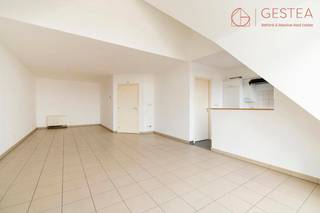 Situé au troisième étage d'une petite copropriété du centre de Salzinne , appartement de ± 90 m² idéalement agencé. Ce dernier se compose d'un hall d'entrée avec espaces de rangements et toilettes invités. Un vaste living baigné de lumière par de nombreuses fenêtres, une cuisine américaine entièrement équipée et une buanderie accessible depuis le hall. La partie nuit comprend deux grandes chambres de ± 12 m² ainsi qu'une salle de bains attente avec baignoire et double vasque. Proche de toutes commodités, cet appartement ne pourra que vous séduire. Disponible à l'acte. Prix: 238.500 €. Charges : 70 € / mois PEB : E - EN OPTION : Place de parking extérieur : 15.000 € - Place de parking intérieur : 20.000 € - Vous souhaitez visiter.Contactez-nous au +32 477 57 98 87 ou par mail à l'adresse LMEERT@TREVI.BE