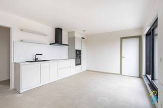 TE KOOP - nieuwbouwappartementen in Zele. Kiezen voor Residentie Star is kiezen voor modern wonen met ruime zuidgerichte terrassen.Tegelijk geniet je van een topligging vlakbij het station van Zele en op fiets/wandelafstand van het centrum van Zele met alle winkels en scholen.<br /><br />Residentie Star is een kleinschalig project bestaande uit 3 moderne en energiezuinige nieuwbouwappartementen met 2 slaapkamers en een handelsruimte gelijkvloers (reeds verkocht : luxe segment dus geen overlast voor medebewoners)<br />Achteraan is er de mogelijkheid om een autostaanplaats aan te kopen. <br /><br />Aankoop onder 6% btw mogelijk! <br />Contacteer Bernhard 0476 022 089 - bernhard@cornelis-goeman.be