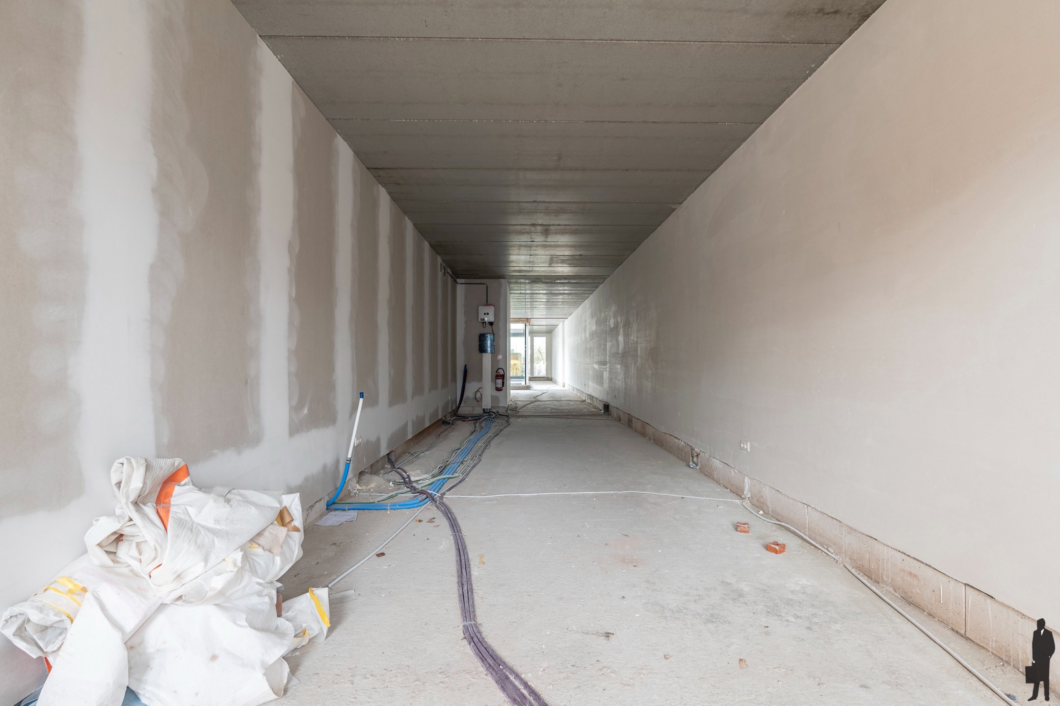 Te huur: handelspand/kantoorruimte van 110 m² casco. Toplocatie in hartje Hoogstraten. - foto 3