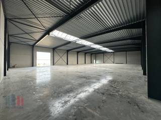 Nieuwbouw magazijn te huur van 984 m². De loods is vlot bereikbaar en gelegen op amper +/- 3 km van de Noorderring (N38) die enerzijds na 2...