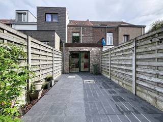 <p>Deze charmante, energiezuinige woning combineert een moderne vibe met een uiterst praktische indeling. Je komt binnen in de inkomhal met directe toegang tot een handige berging met wasplaats. De gezellige leefruimte voelt warm en uitnodigend aan, perfect om te ontspannen na een drukke dag.</p>
<p>De open keuken met zicht op de tuin maakt koken weer leuk: licht, luchtig en altijd verbonden met buiten. De onderhoudsvriendelijke, privatieve tuin is een heerlijke plek om te genieten van rust, een aperitief of een zonnige barbecue.</p>
<p>Op de eerste verdieping vind je een bureauruimte, een volwaardige slaapkamer en een strakke badkamer met douche, lavabo en toilet. De tweede verdieping biedt nog twee extra slaapkamers, ideaal voor kinderen, logees of een creatieve werkplek.</p>
Een hippe, compacte en energiezuinige thuis waar je meteen het gevoel krijgt dat alles klopt.<br /><br />Extra troeven<br /><br />
<ul>
<li>energiezuinig (EPC B)</li>
<li>zonnepanelen</li>
<li>rolluiken</li>
<li>gezellige tuin</li>
<li>gunstige ligging nabij centrum Gent</li>
<li>instapklaar</li>
</ul>
<br />Deze woning is te koop ZONDER makelaar via het concept van Smart Houses. Wenst u verdere inlichtingen of een bezoek? Contacteer rechtstreeks de eigenaar via 0474/81.17.20 <strong>of via melkerijstraat20@gmail.com</strong><br /><br />Kijkdagen zullen plaatsvinden op 30 en 31 mei.