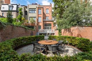 <p>Exclusieve en unieke herenwoning op triple A-locatie gelegen op het Antwerpse Zuid.</p>
<p>Deze schitterende gerestaureerde 19e-eeuwse herenwoning combineert historische grandeur met moderne luxe en biedt een unieke woonervaring op een perceel van 333 m² met een zuidelijk georiënteerde tuin. Deze prachtige woning heeft een bewoonbare oppervlakte van maar liefst 575 m², verdeeld over vijf verdiepingen. In 2010 werd het pand volledig gerenoveerd met hoogwaardige materialen, waarbij de authentieke elementen zorgvuldig werden behouden.</p>
<p>Bij binnenkomst wordt u verwelkomd in een indrukwekkende marmeren inkomhal, waar elegantie en karakter hand in hand gaan. De ruime, lichte leefruimte loopt moeiteloos over in de stijlvolle eetkamer, waar authentieke details behouden zijn gebleven. Aan de achterzijde van de begane grond ligt de high-end leefkeuken, voorzien van topkwaliteit Gaggenau-apparatuur. Deze leefkeuken met authentieke lichtkoepel biedt directe toegang tot het terras en de rustige, zonovergoten tuin.</p>
<p>Voor wie ontspanning zoekt, biedt het souterrain een waar wellnessparadijs: een verwarmd binnenzwembad, sauna, douche en toilet vormen hier een exclusieve retreat. Daarnaast bevinden zich hier een functionele wasruimte, een wijnkelder en een multifunctionele kamer die dienst kan doen als kantoor of fitnessruimte.</p>
<p>Tussen de begane grond en de eerste verdieping vindt u een chique bureauruimte, met een panoramisch uitzicht over de tuin.</p>
<p>Op de eerste verdieping bevindt zich de indrukwekkende masterbedroom, met een prachtige houten vloer en karakteristieke pilaren, die uitkijkt over de Leien. Aansluitend een ruime tussenkamer met airconditioning en een en-suite badkamer die luxe ademt, voorzien van een inloopdouche, een ligbad en design wastafels.</p>
<p>Op de tweede verdieping bevinden zich twee ruime slaapkamers, elk met een eigen badkamer en een dressing room met maatwerk inbouwkasten.</p>
<p>Op de derde en bovenste verdieping bevindt een royale biljart- en relaxruimte en een slaapkamer met en-suite badkamer, waarbij het panoramische uitzicht op het Museum voor Schone Kunsten een absoluut hoogtepunt vormt.</p>
<p>Een herenwoning zoals geen ander, waar authenticiteit en hedendaags comfort samensmelten. Optioneel kan een overdekte autostaanplaats op wandelafstand worden aangekocht voor €35.000.</p>