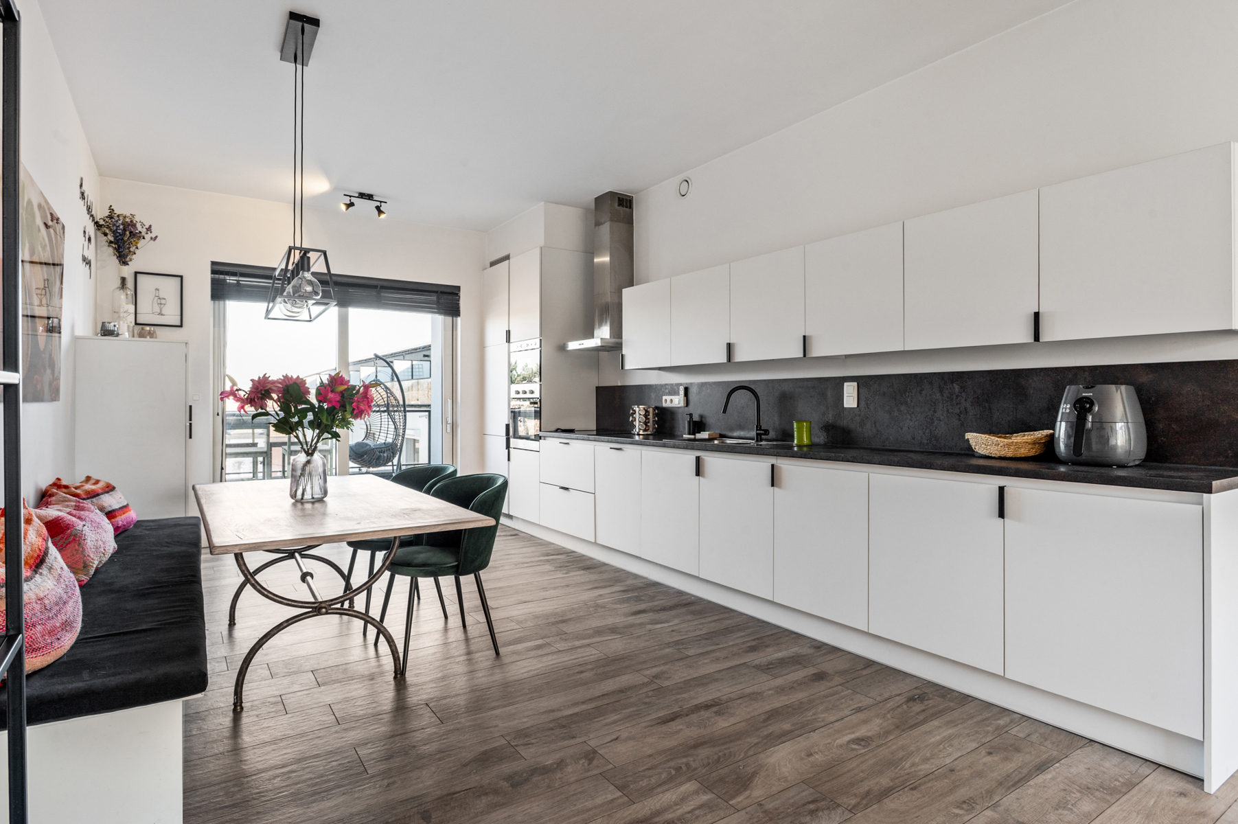 Lichtrijk appartement met terras in statig karakterpand - foto 2